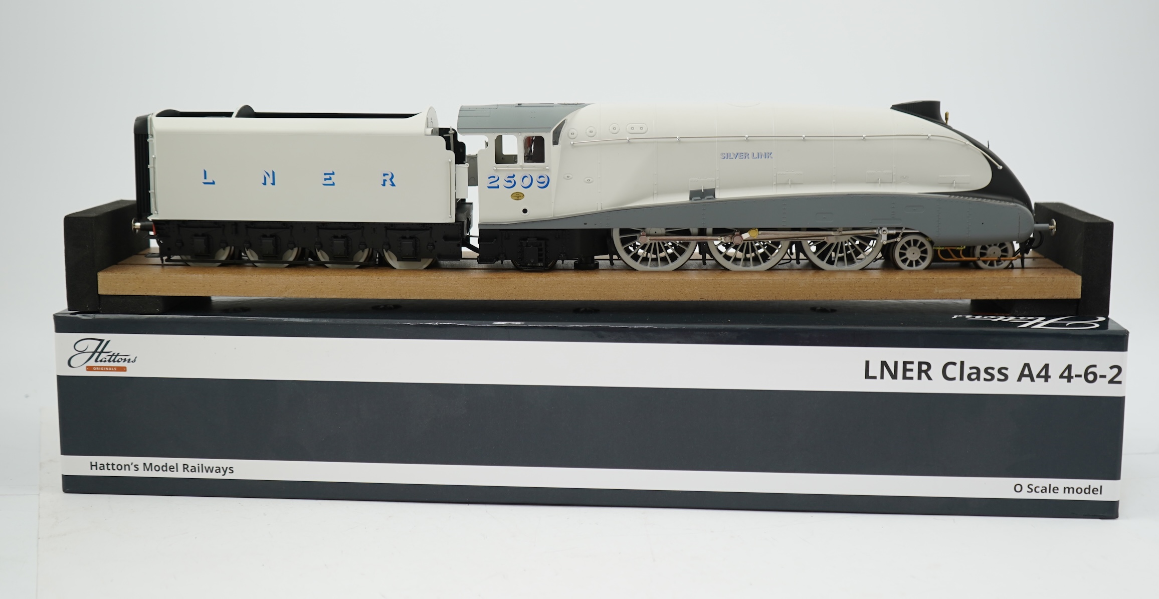 A boxed 0 Gauge Hattons Originals (H7-A4-001) model of LNER Class A4, Silver Link 2509, 4-6-2 tender locomotive, powered for two rail operation, with detailing elements and instruction manual.